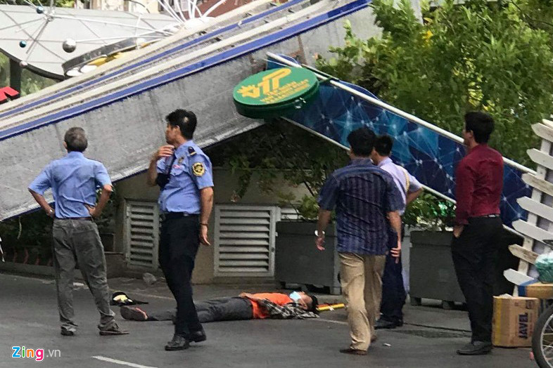 Hiện trường cổng chào phố đi bộ Nguyễn Huệ đổ sập, đè người đi đường